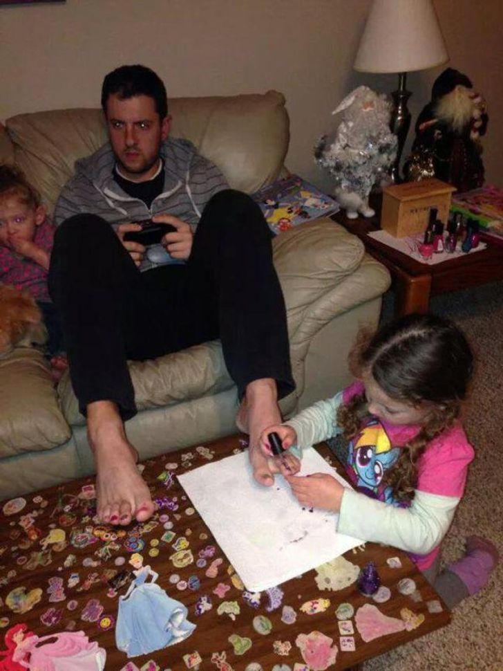 18 Hilarious Situations All Fathers Will Recognize