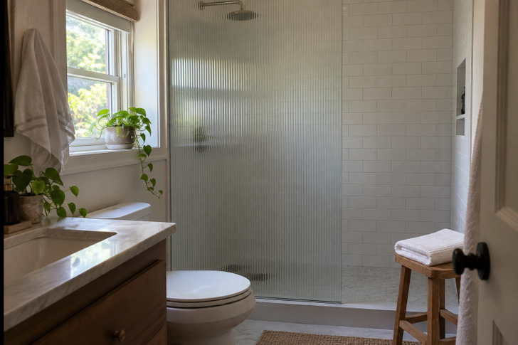 Fluted Glass Is Replacing the Shower Curtain