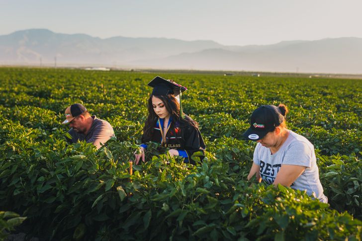 A Student Took Graduation Pics in the Field Where Her Parents Work to Remind Us That Hard Work Always Pays Off