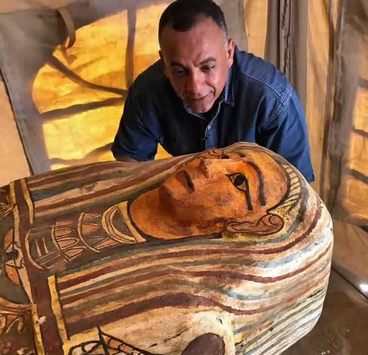 Egyptskí archeológovia našli 59 rakiev starších ako 2 500 rokov a jednu otvorili pre verejnosť