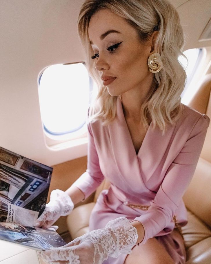 8 Things People Expect Flight Attendants To Do That Aren't Their Jobs