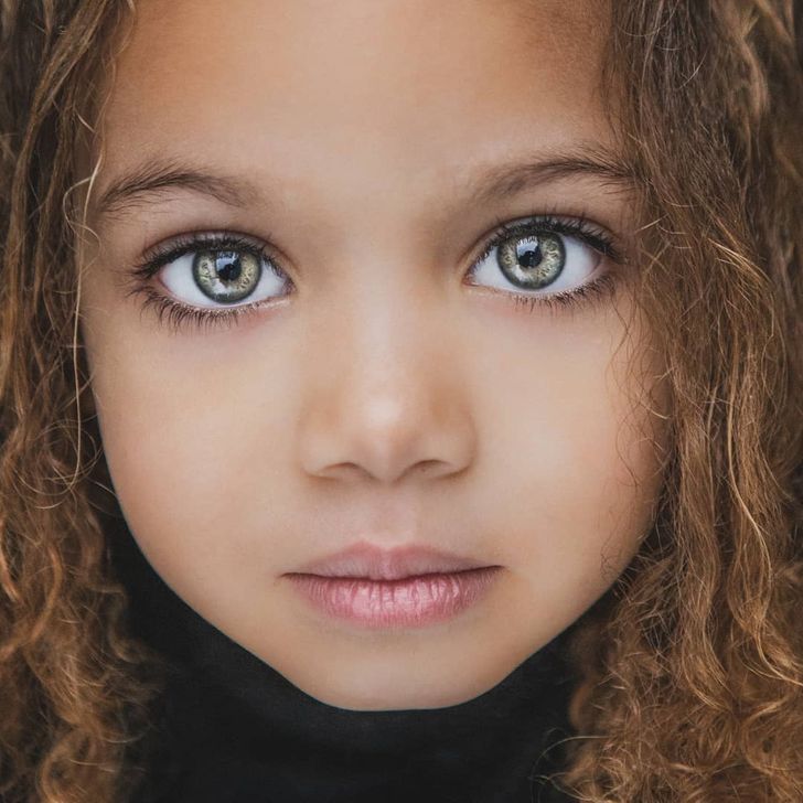 20 de copii care și-au moștenit frumusețea din diferite națiuni ale lumii