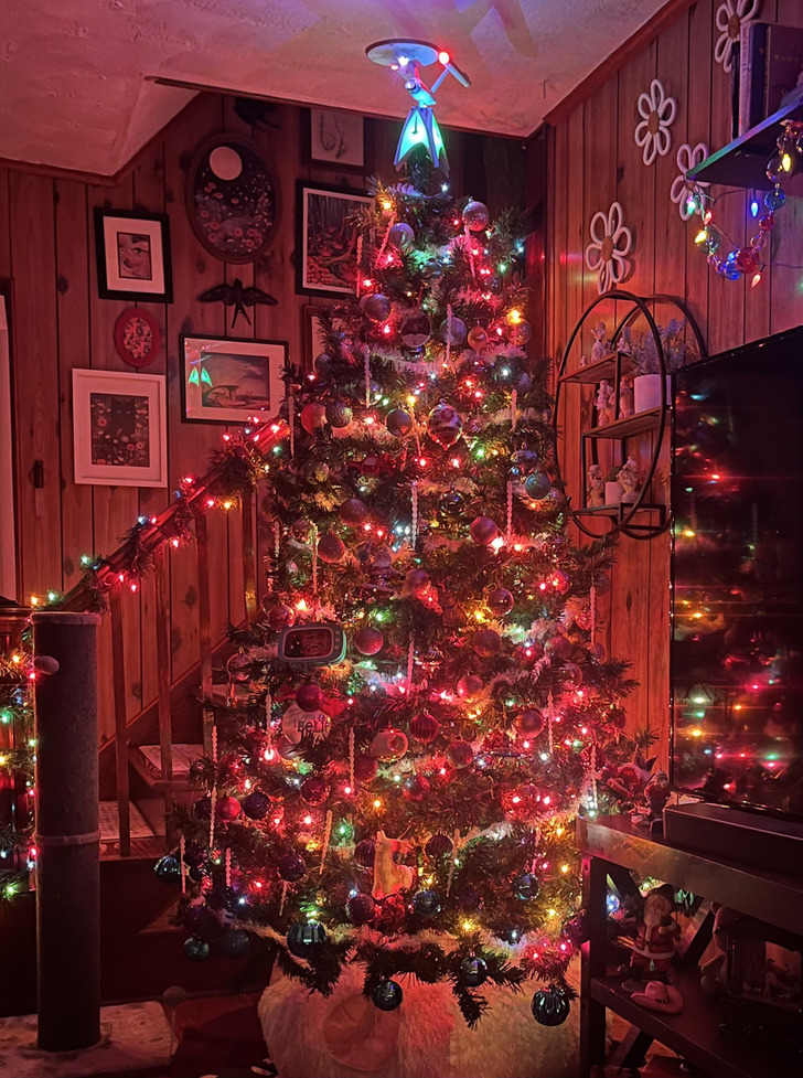 Bubble Lights and Colored Bulbs Like a 1960s Living Room