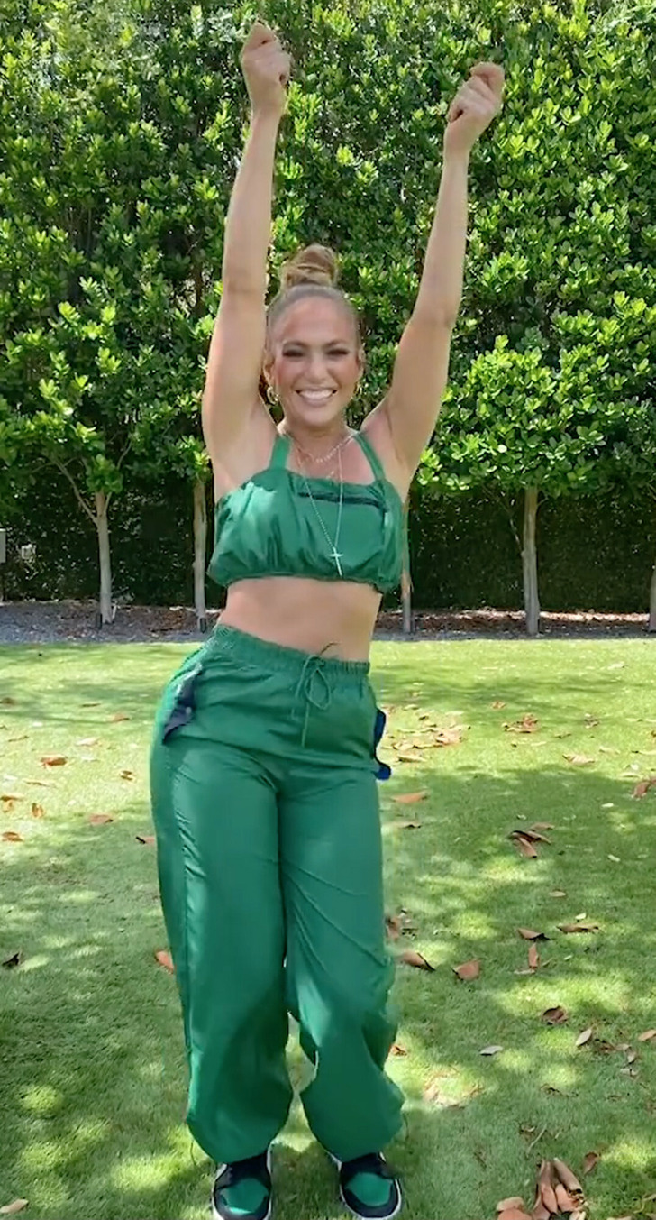 14 Easy-to-Follow Hacks That Help Jennifer Lopez Look Stunning at 53 / Bright Side