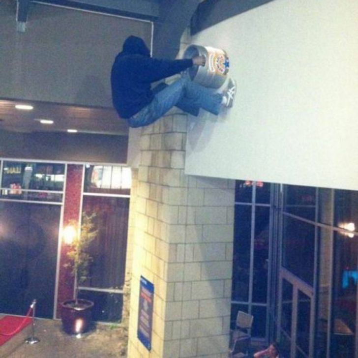 22 foto absurde ku gjithçka duket e gabuar