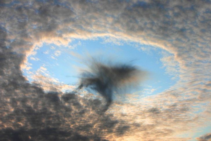 kemunculan lubang di awan