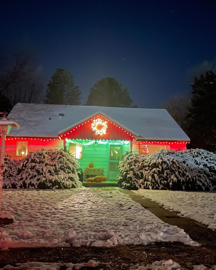 Dad’s Red and Green Lights and the Brother Who Kept the Tradition Going for Everyone