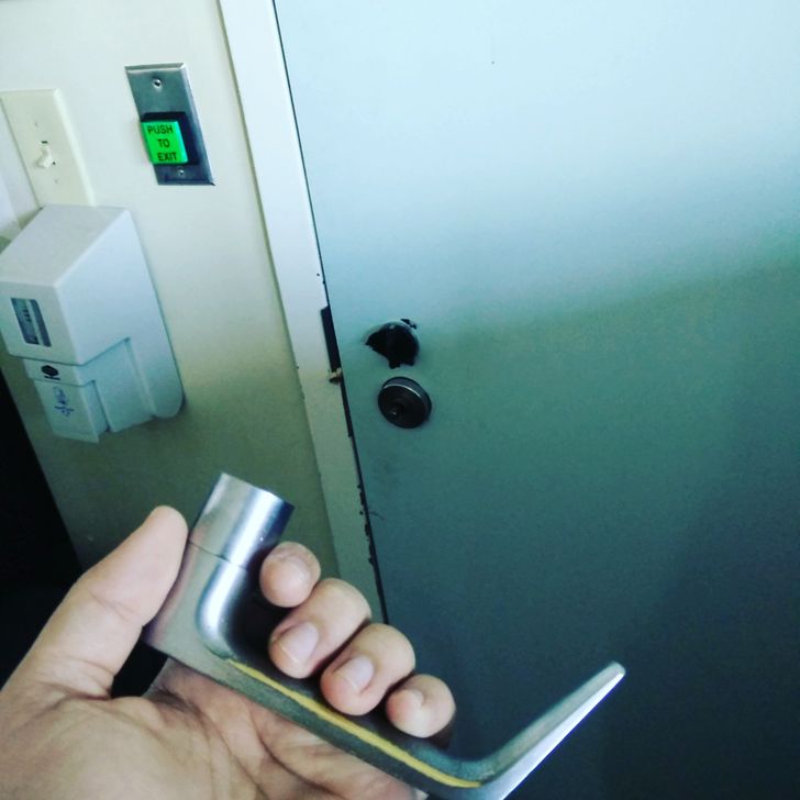 23 Photos Showing That Sometimes the Whole World Is Against You