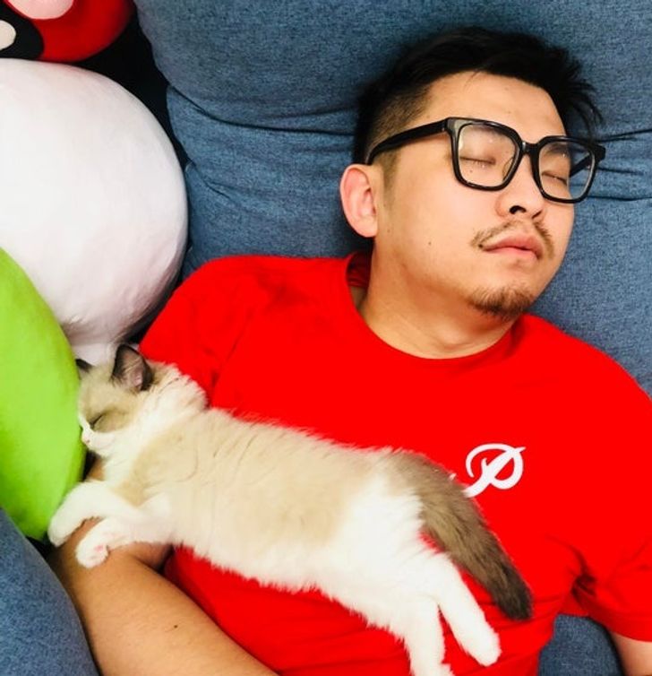 20 People Whose Pets Are Their Biggest Fans