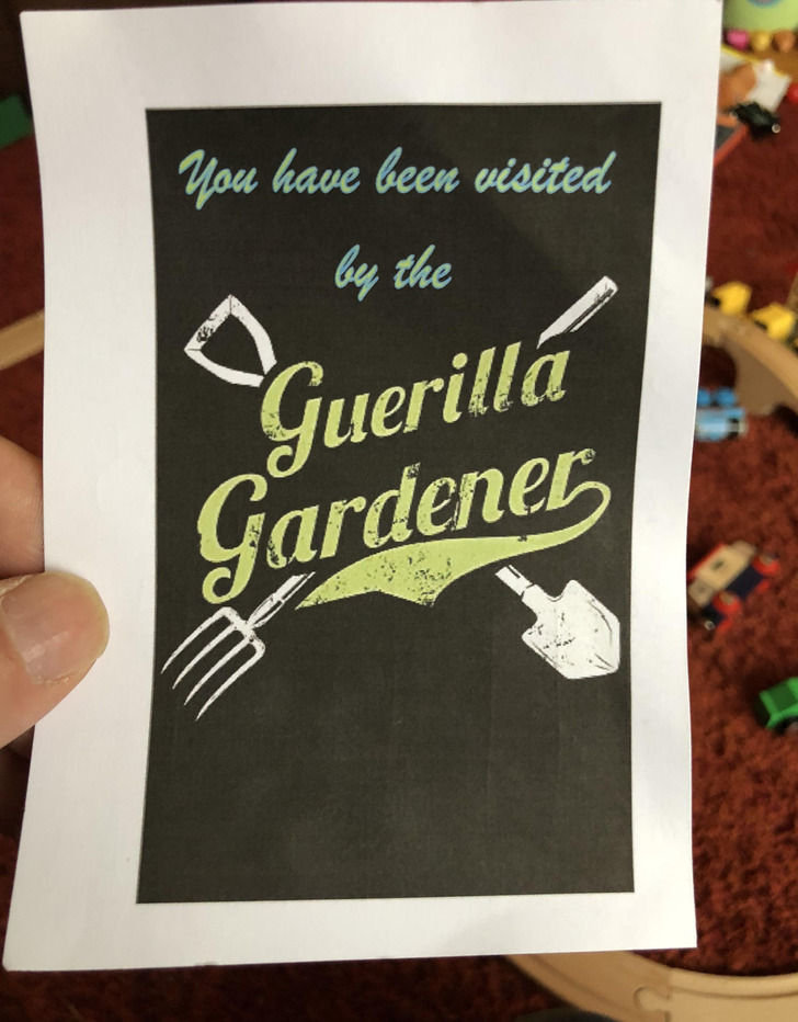 A Retired Mom Sneaks Into Her Kid’s Garden to Plant Daffodils and Leaves a “Guerilla Gardener” Calling Card