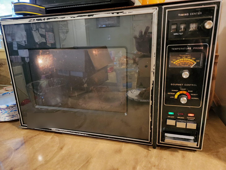 A 45-Year-Old Microwave That Still Heats Lunch Too Hot to Eat Right Away