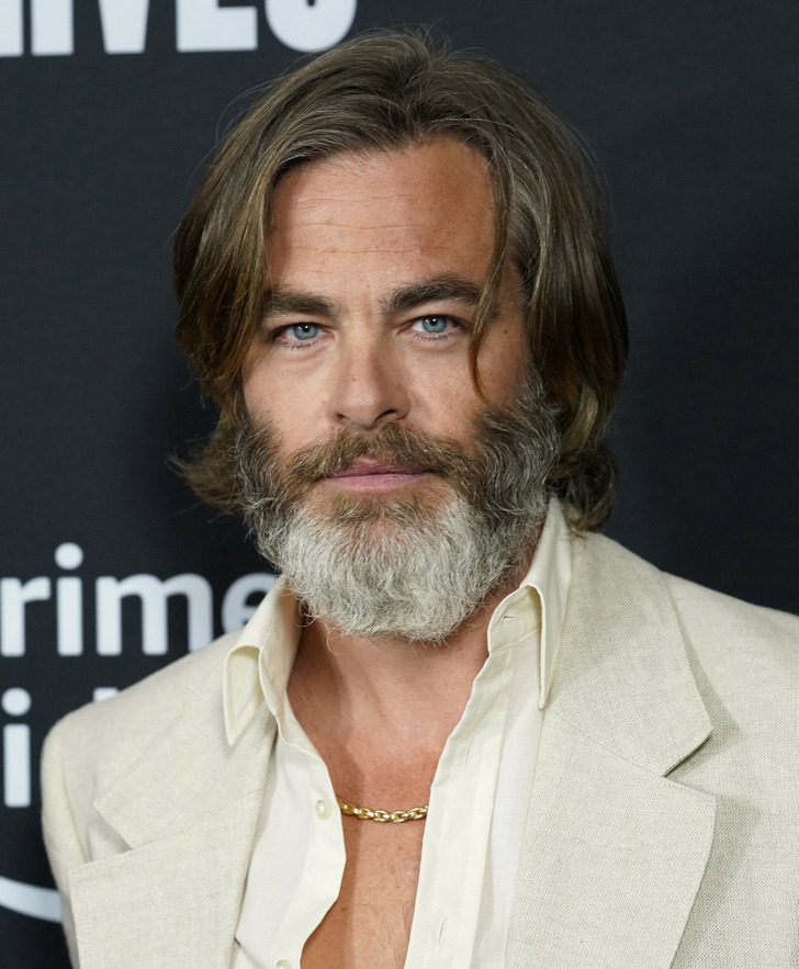 Chris Pine Embraced His Grey Hair With a New Short Haircut, and He Looks  More Confident