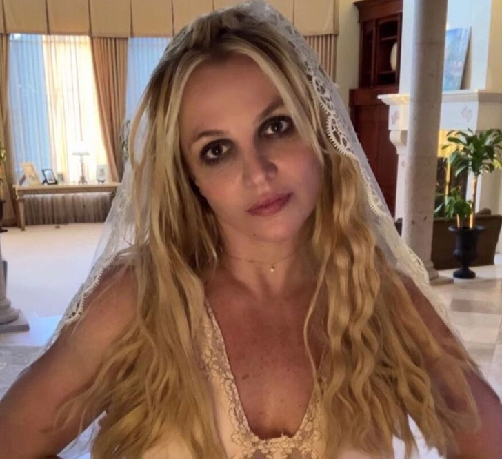 Screenshot of Britney Spears in her house.