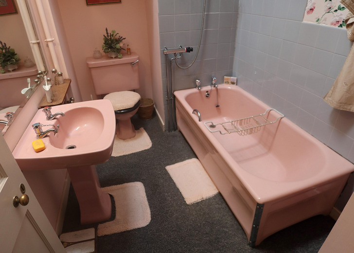 A pink bathroom suite at Skaill House, Orkney
