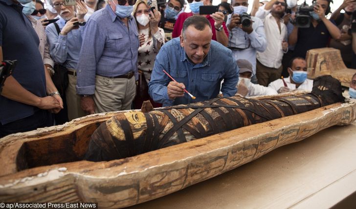 Egyptskí archeológovia našli 59 rakiev starších ako 2 500 rokov a jednu otvorili pre verejnosť