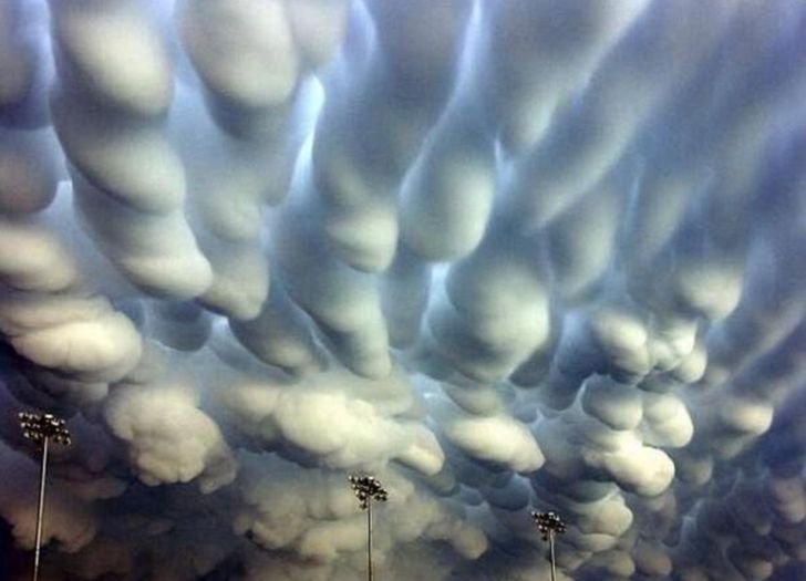 kemunculan awan mammatus