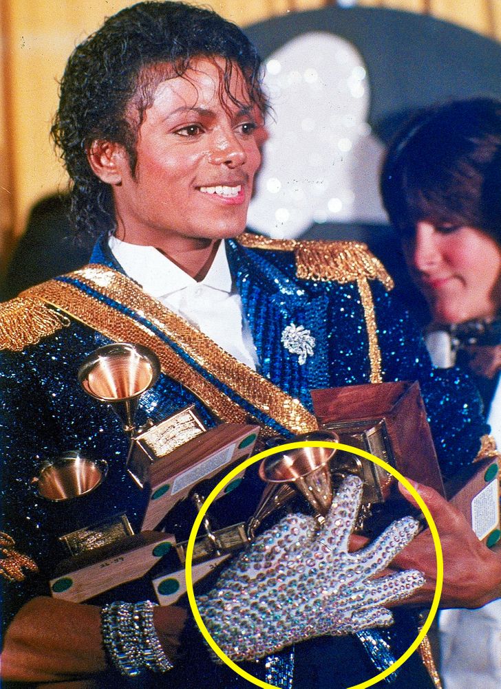 10 Details in Michael Jackson's Costumes That Were a Mystery to Us for a  Long Time / Bright Side