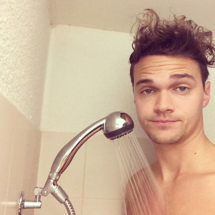 14 Awkward Situations That Every Tall Person Will Recognize