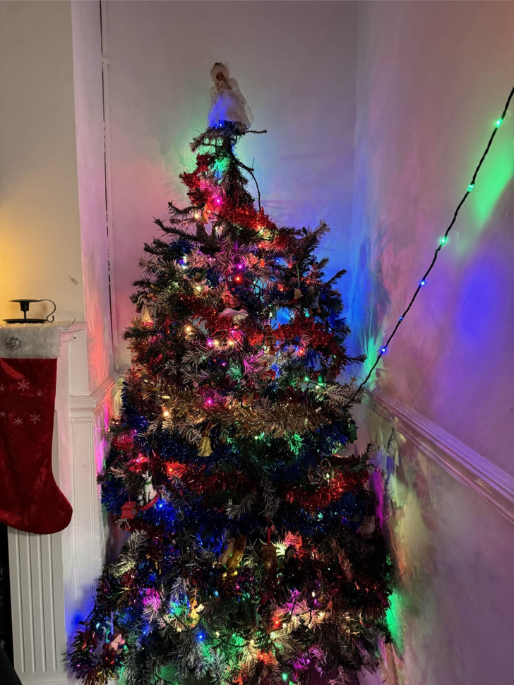 Tinsel Is Back: Thin Strands Hung Like It’s the ’90s Again