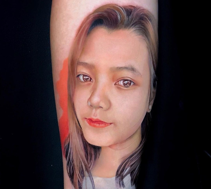 Një artist krijon tatuazhe çmendurisht realiste dhe gdhend kujtimet e dashura të njerëzve në lëkurën e tyre