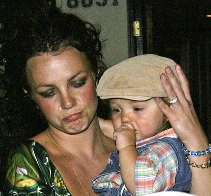Britney Spears holding her son in her arms in a night appearance.