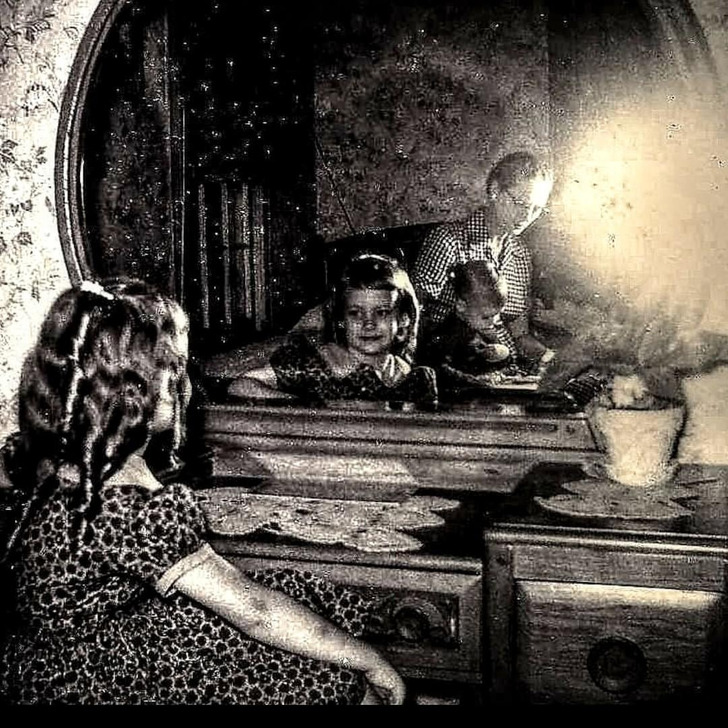 a2bcc158e9b14ce18235c2111e 20+ Heartwarming Photos That Feel Like a Trip to Our Moms’ and Grandmas’ Childhood / Bright Side