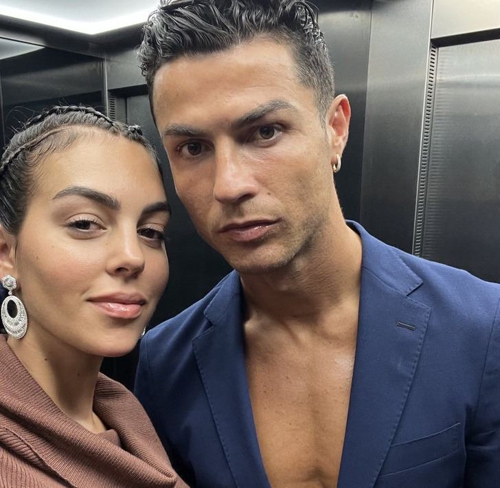 พ่อเลี้ยงเดี่ยว Cristiano Ronaldo พบครึ่งหลังของเขาใน Georgina Rodríguezขณะช้อปปิ้งและมันเป็นรักแรกพบ