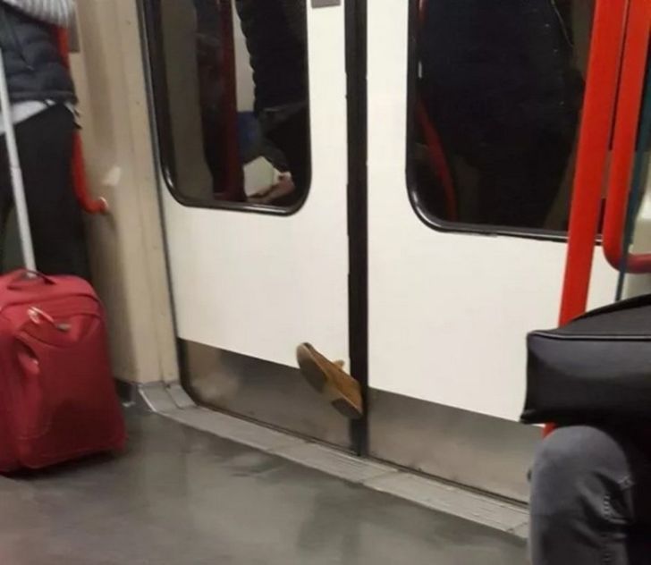 25 Unexpected Photos Showing That Sometimes Everything Goes Against You