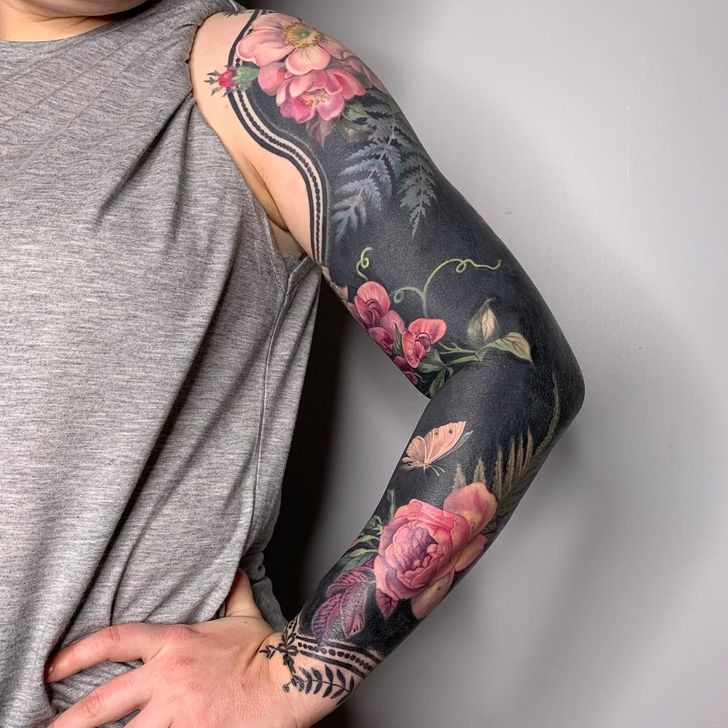 An Artist Covers Her Clients With Blackout Floral Tattoos That Look Like Fancy Clothing / Bright Side