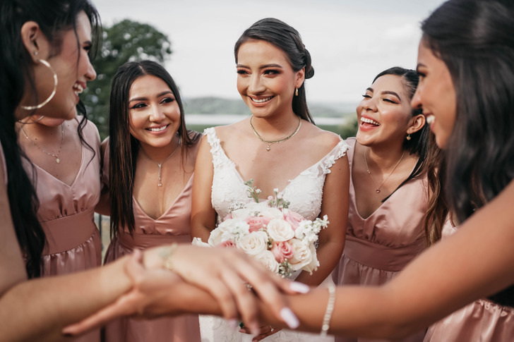 A bride surrounded by her bridesmaids at her wedding day.