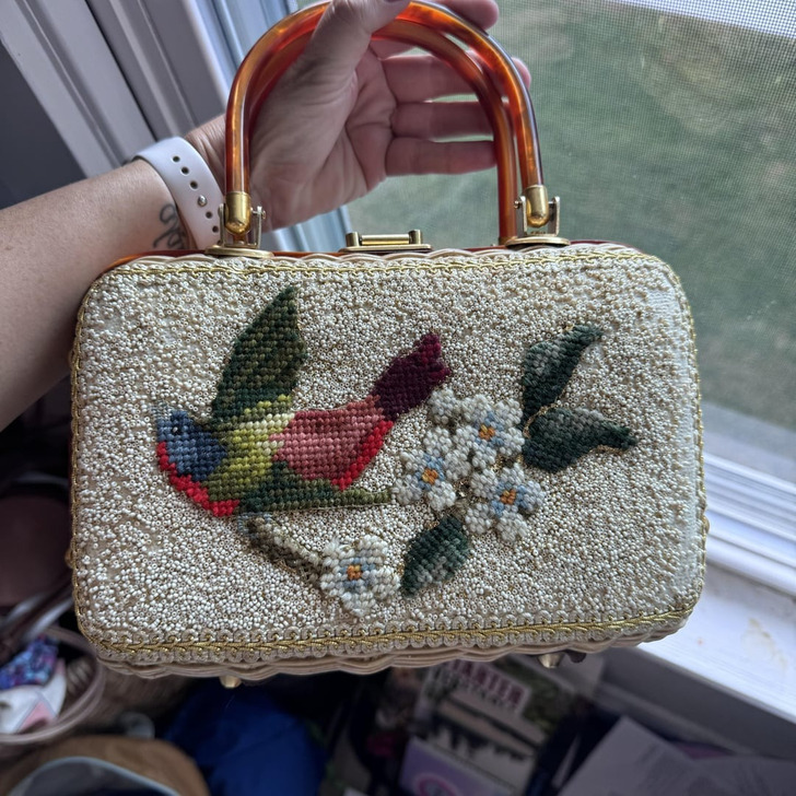 8e014b5c0bbfa1a6cfcd84b3a5 18 People Whose Thrift Store Finds Were Almost Too Good to Be True / Bright Side