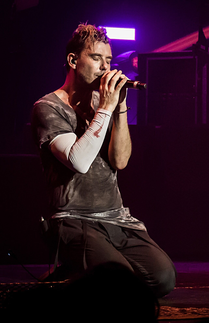 Gavin Rossdale on stage with Bush, 2016