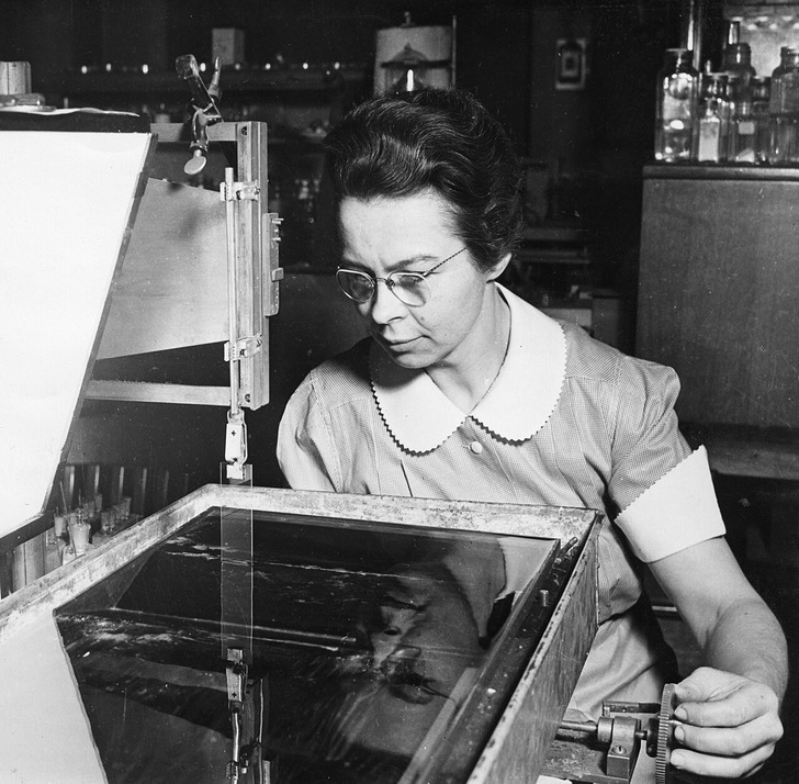 Katharine Burr Blodgett in her lab, 1938