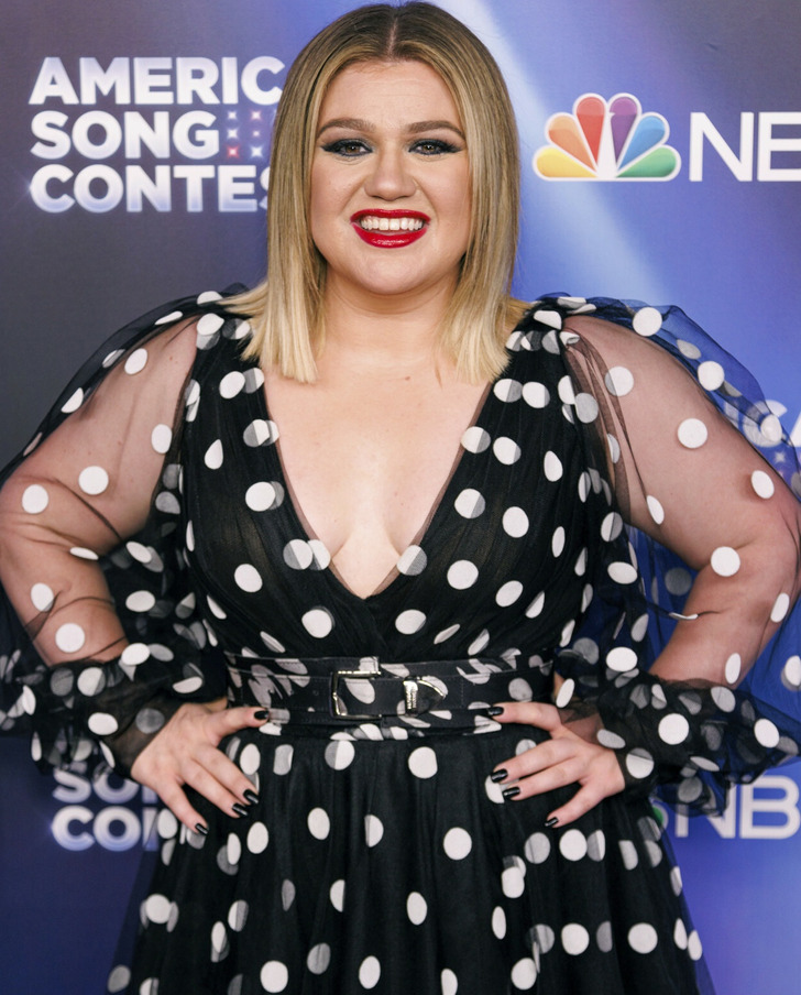 How Kelly Clarkson Finally Embraced Her Natural Curves After Spending ...