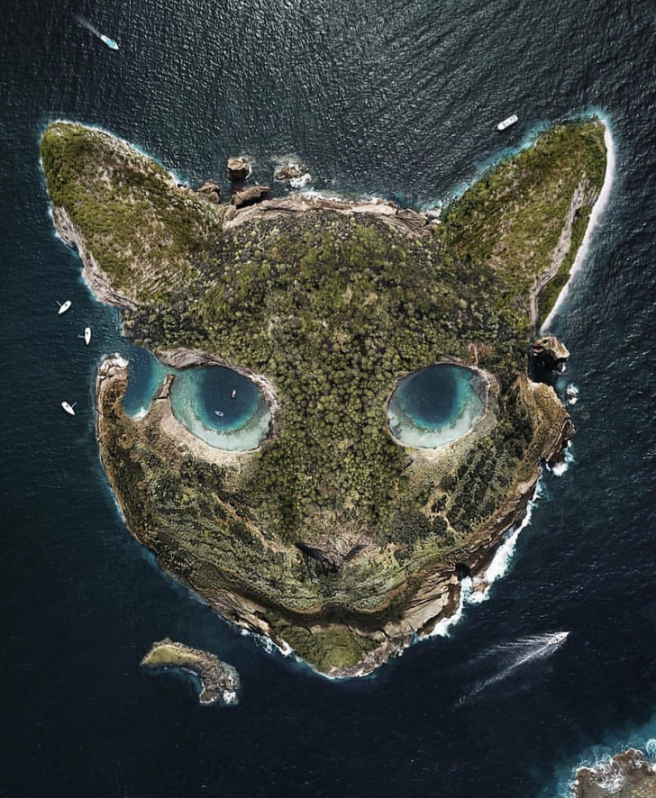 An island with the format of a cat's head. Two lakes form its eyes.