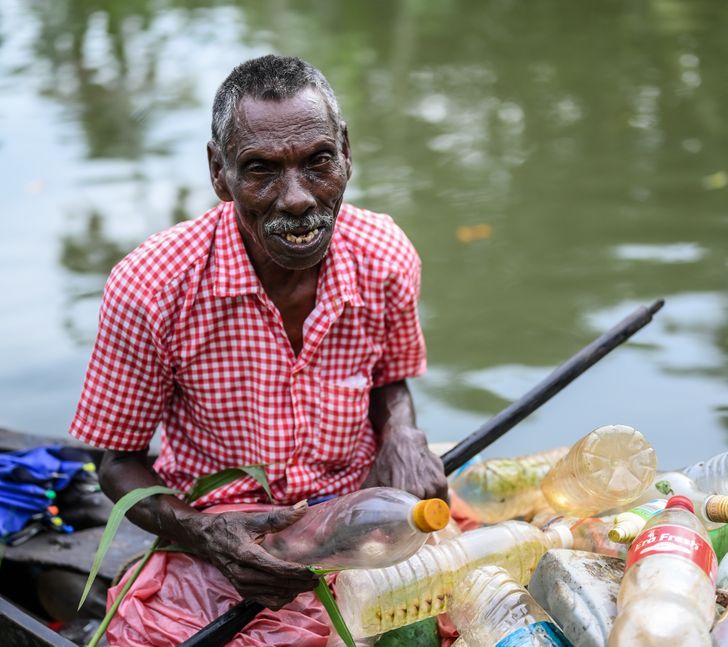 Ochrnutý muž roky čistil plasty od rieky, až kým nebol vírusový, a jeho život sa navždy zmenil