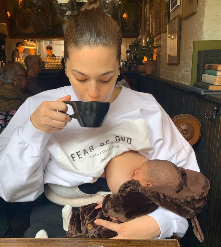 15 Celebrity Moms Who Proudly Normalize Breastfeeding in Public