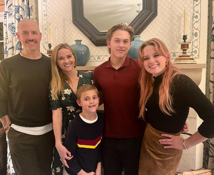 A group photo of Reese Witherspoon's family.