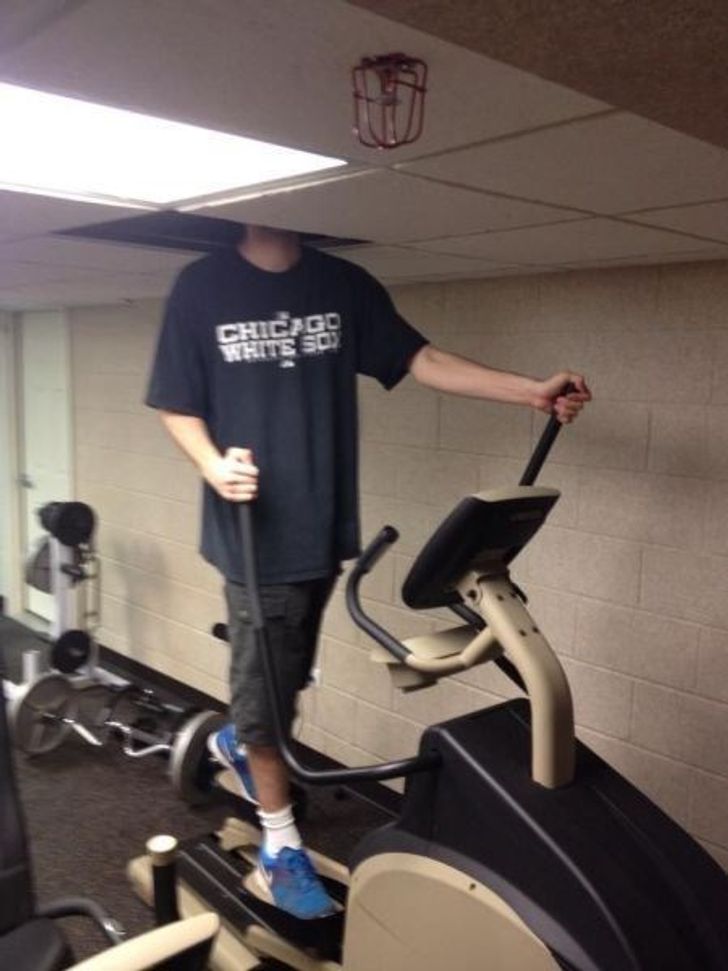 14 Awkward Situations That Every Tall Person Will Recognize