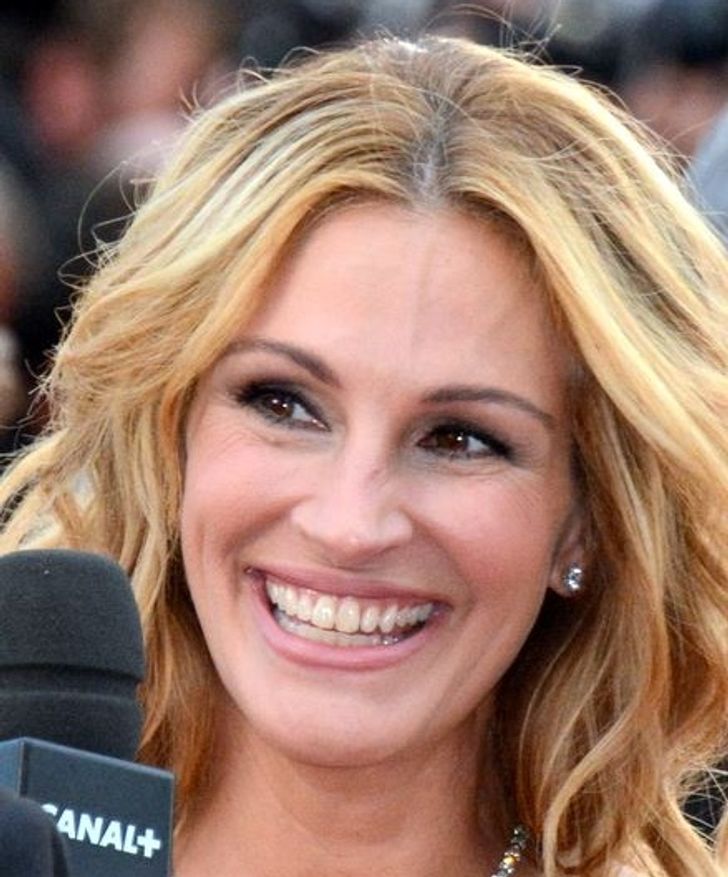 Smiling without showing teeth meaning