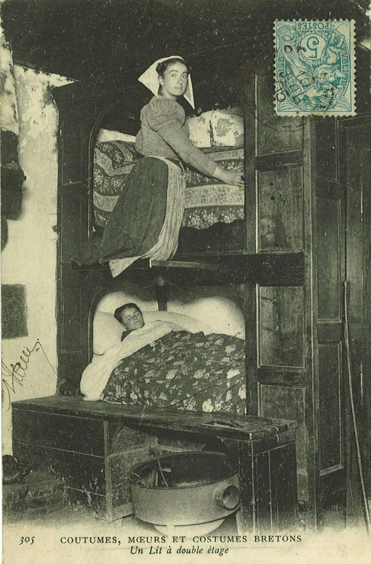 A two-story box bed in Brittany, postcard from the 1910s