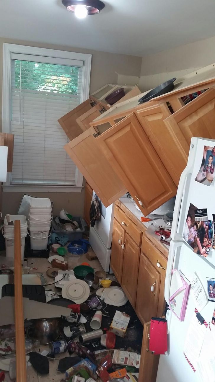 23 Photos Showing That Sometimes the Whole World Is Against You