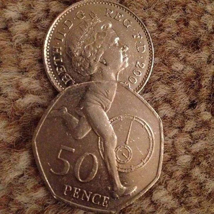 27 Perfect Coincidences That Were Luckily Captured on Camera