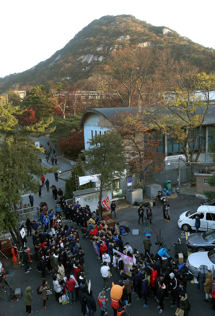 Students cheer test-takers outside an exam site in Seoul, Suneung day, 2014