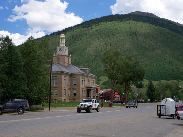 Retirees Who Moved to a Colorado Mountain Town of Under 1,000 and Found Suppers for the School