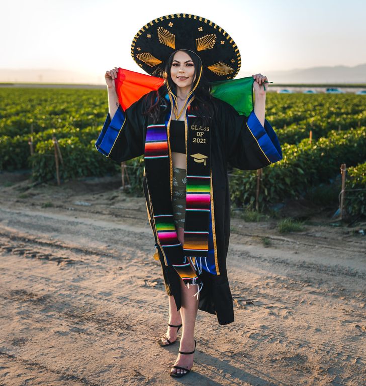 A Student Took Graduation Pics in the Field Where Her Parents Work to Remind Us That Hard Work Always Pays Off