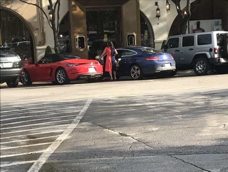 27 Perfect Coincidences That Were Luckily Captured on Camera