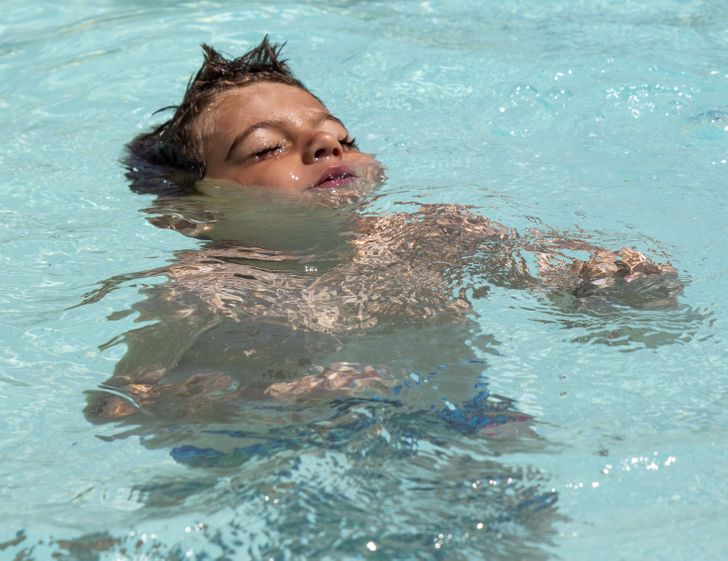 9 Easy to Miss Signs Your Child Is Drowning and How to React on Time