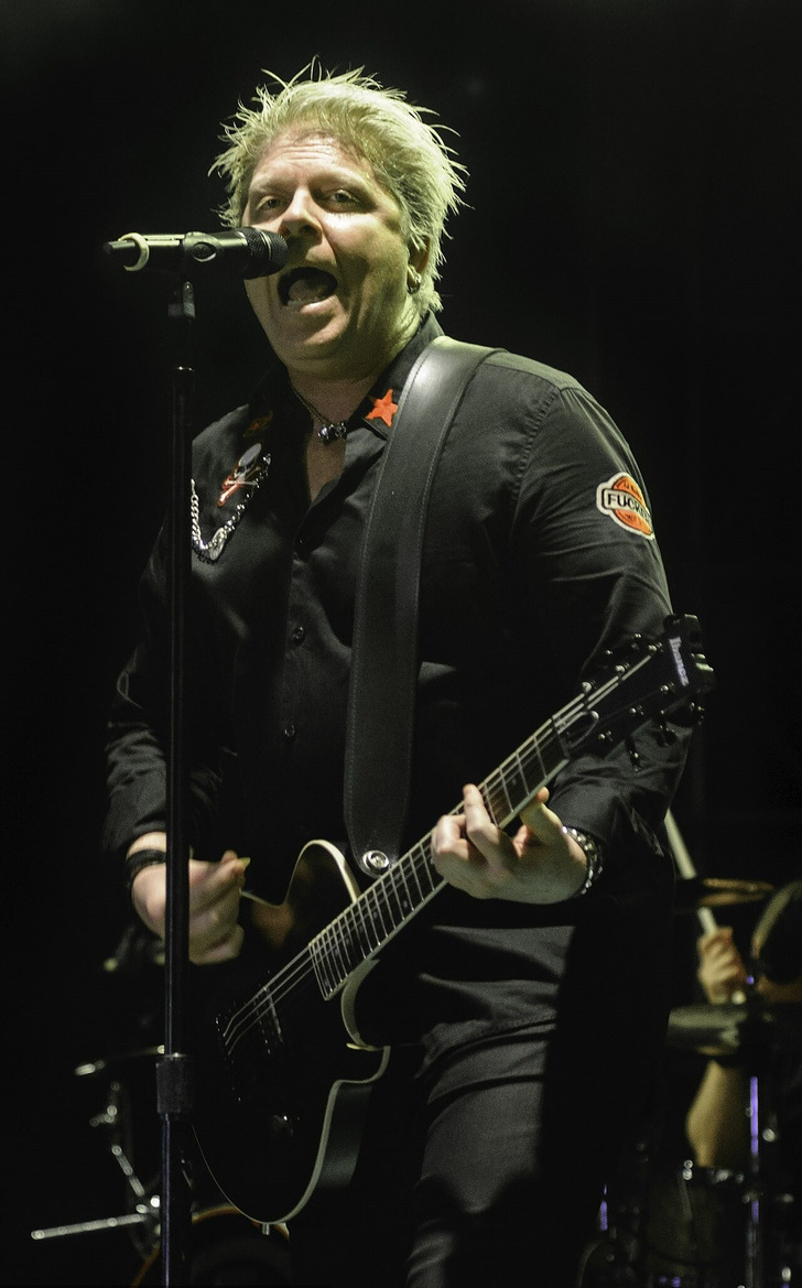 Dexter Holland on stage with The Offspring, 2016