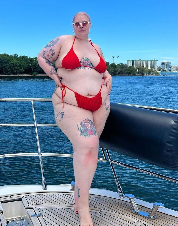 A Plus-Size Model Silenced Critics That Said She Should Stop Showing Off  Her Body / Bright Side